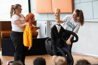 Cultuurmenu - voorleeskampioen - voorstelling met poppen in speellokaal met jonge kinderen